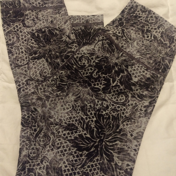 Lululemon Wunder Under Crop - Picture 4 of 8